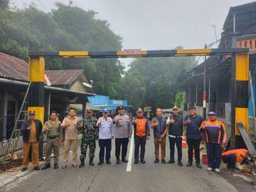 Dishub Probolinggo Pasang Portal Jalan di Sukapura-Ngadisari