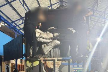 Rokok Ilegal Berkedok Muatan Kompos Dibongkar di Malang