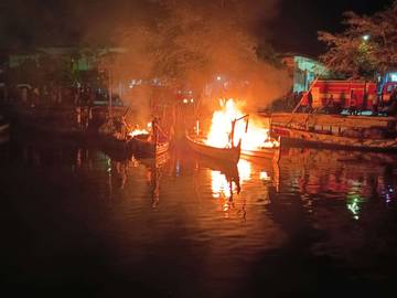Sejumlah Perahu Nelayan di Pasuruan, Dibakar 