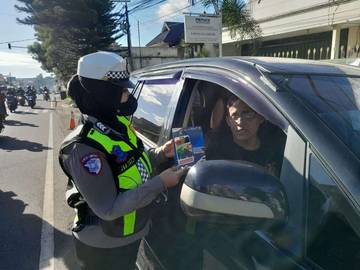 Satlantas Polres Malang Edukasi Warga Tertib Lalu Lintas
