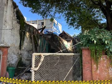Gempa Pacitan, Atap Rumah Tua di Blitar Roboh