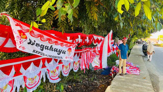 Langkah Panjang Penjual Bendera, Menyemai Semangat Merah Putih di Perbatasan 