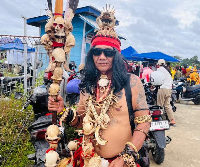 Donles Lucas, Perkenalkan Budaya dengan Kostum Tengkorak 45 Kilogram