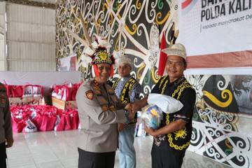 Kunjungi Perbatasan Long Ampung, Kapolda Serahkan Bantuan Sosial