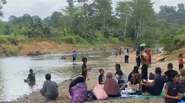 Makan Durian di Sungai Jadi Daya Tarik Wisata