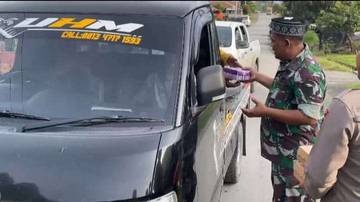 Koramil 0910-06/Malinau Selatan Bagikan Takjil Gratis ke Warga