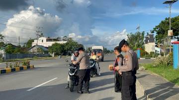 Polsek Malinau Barat Berbagi Takjil, Sasar Pengguna Jalan