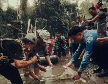 Tabur Ikan di Sungai Wujud Komitmen Jaga Lingkungan 