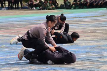 Atraksi Polwan Ikut Warnai Upacara Peringatan Hari Kartini