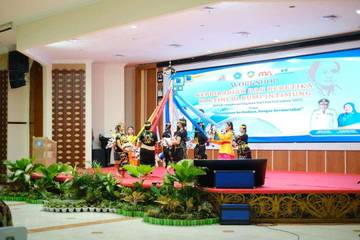 Tari Kanjet Anyam Suku Dayak Kenyah