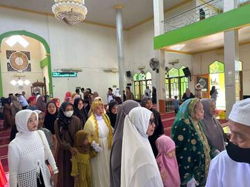 Keluarga Jamaah Haji Padati Masjid Agung Darul Jalal