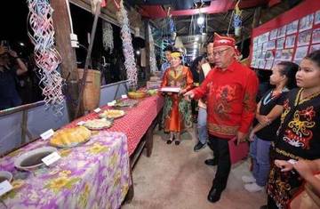 Budaya Lokal dan Inovasi di HUT Dewi Pulsa