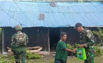 Satgas Yonif 614/RJP Laksanakan Anjangsana dan Pemberian Sembako