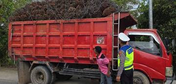 Truk Tak Tertib Muatan Ditindak Mulai 14 Juli