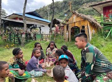 Jemaat Baptis Dapat Makan dari Satgas Yonif 614/RJP