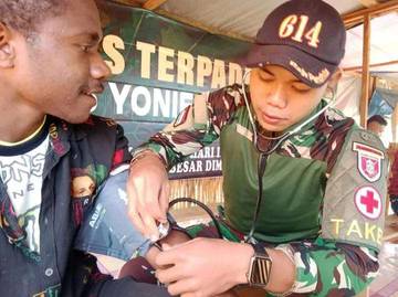 Satgas Yonif 614/RJP Pos Tiom Berikan Pengobatan Gratis