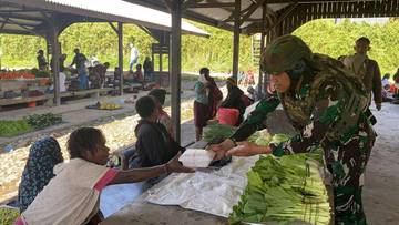 Satgas Yonif 614/RJP Bagikan Makanan Kepada Masyarakat Tiom