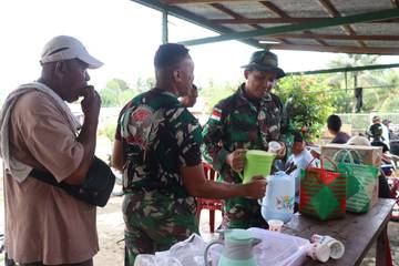 Pisang Goreng Menghangatkan Warga-Satgas TMMD Tanjung Lapang