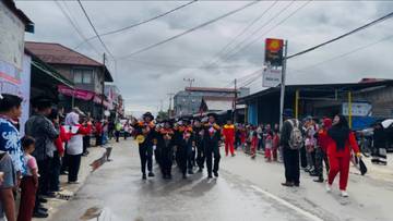 Antusias Saksikan Gerak Jalan, Warga Padati Jalan Panembahan 