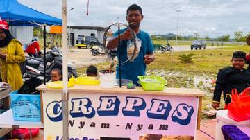 Pedagang Crepes Raup Untung 300 Persen Saat Pawai Pembangunan