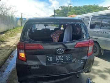 Main Handphone Saat Berkendara, Pemotor Tabrak Mobil Parkir