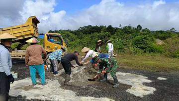 Babinsa Long Nawang Perbaiki Bandara Bersama Warga Perbatasan