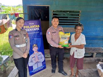 Polantas Menyapa, Satlantas Polres Malinau Bagi Paket Beras