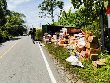 ‎Truk Sembako Terguling di Jalur Sesua, Sopir Selamat