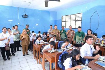 Sekda Malinau Resmikan Program Makan Bergizi Gratisdi SMPN 2 Malinau Hulu