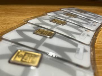 ‎Harga Emas Antam Naik Tipis, Tren Penguatan Berlanjut