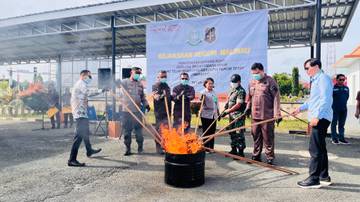 ‎Kejari Malinau Musnahkan Barang Bukti dari Puluhan Perkara