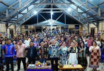 Natal Di Metut, Wempi Ajak Warga Perkuat Kasih Keluarga