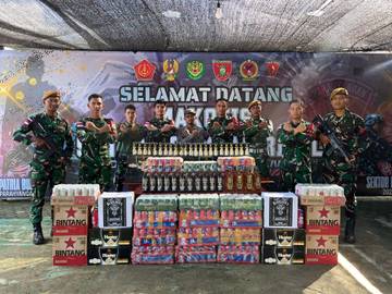 Satgas Pamtas Gagalkan Peredaran Ratusan Botol Miras Ilegal