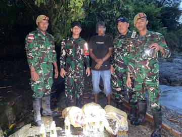 Sinergi Warga-TNI, Puluhan Botol Miras Illegal Diamankan Satgas-Pamtas