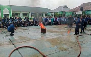 Belajar Mitigasi Kebakaran, Siswa MTsN Dilatih Hadapi Api