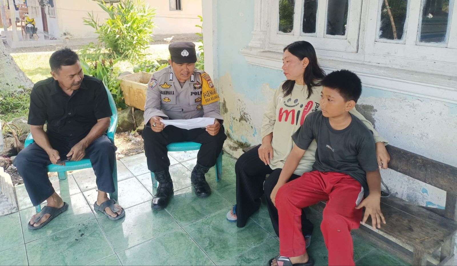 Bhabinkamtibmas Polsek Kalukku Datangi TKP Penganiayaan - RRI.co.id