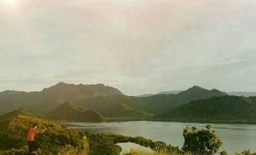 Menikmati Panorama Alam di Puncak Bukit Pulau Karamasang