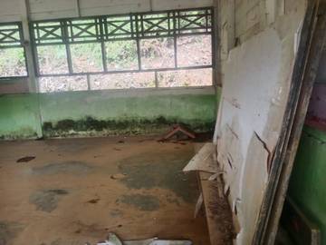 Siswa SD N Hinua Belajar di Kelas Hampir Ambruk