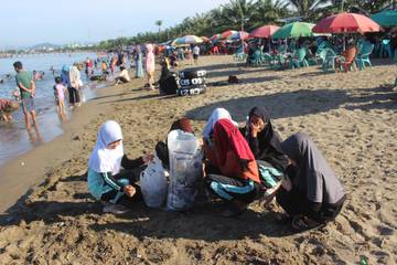Peringati Hari Bumi Bupati dan Wabup Polman Pimpin Aksi Bersih Pantai Bahari 