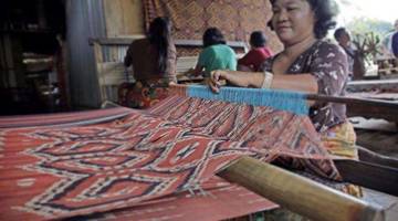Jelajah Kampung Tenun Tradisional di Sulawesi Barat