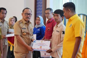Pemprov Sulbar Serahkan Bantuan Rp 2,2 Miliar ke Parpol, SDK Tekankan Pentingnya Kaderisasi   