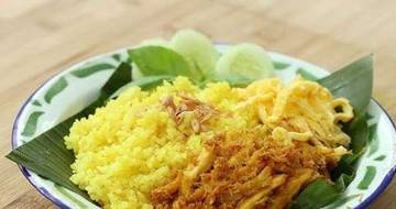 Sarapan Pagi dengan Nasi Kuning: Lezat, Mengenyangkan, dan Sarat Makna