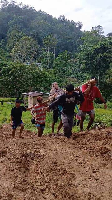 Akibat Jalan Rusak, Warga Terpaksa Ditandu