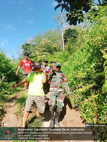 Babinsa Kodim Mamasa Gotong Korban Kebakaran ke Puskesmas