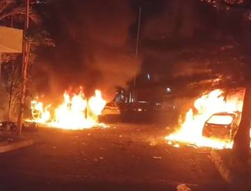 Aksi Massa Meluas, Fasilitas Publik Rusak