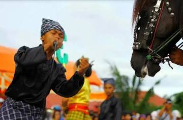 Kalindaqdaq, Tutur Lembut dan Sopan Masyarakat Mandar