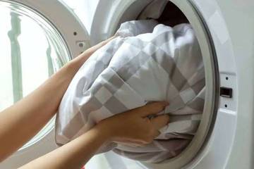 Tips Mencuci Bed Cover Katun Bebas Bau