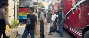 Kehilangan HP,Satu Unit Bus Di Gleda Petugas