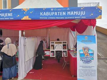 Gerobak Baca Merah putih Hiasi Festival Literasi Sulbar