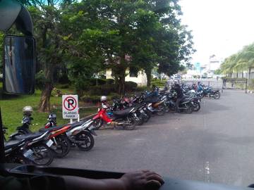 Parkir Motor di Jalan Raya: Praktis tapi Bermasalah